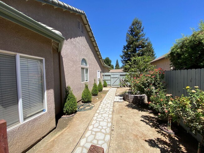Building Photo - 2643 W Oakridge Ave
