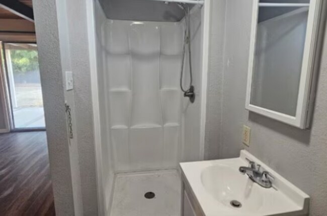 Building Photo - 3 Bed · 2 Bath · Huge Yard · Great Central Location!