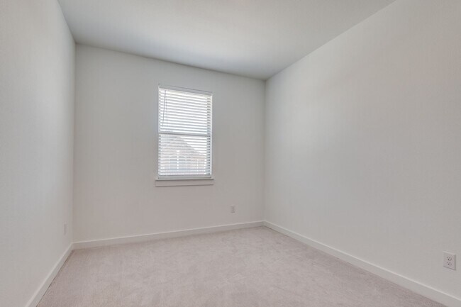 Building Photo - Lovely Las Colinas Townhome