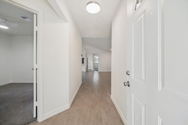Building Photo - 9327 Crescent Moon Dr