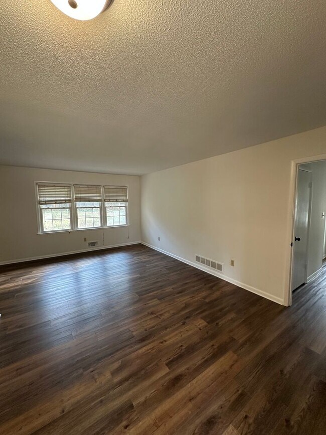 Building Photo - East-side home move-in ready