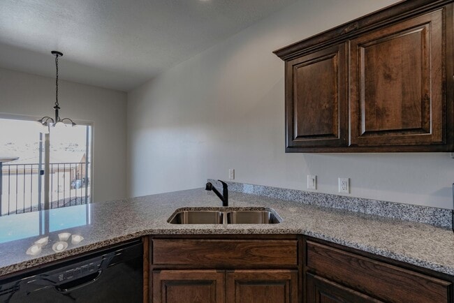 Building Photo - Townhome available in Millcreek Springs with a community pool!