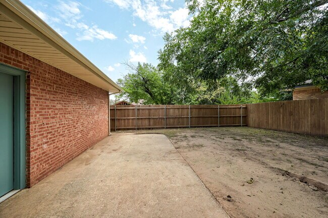 Building Photo - Rollingwood Beauty!