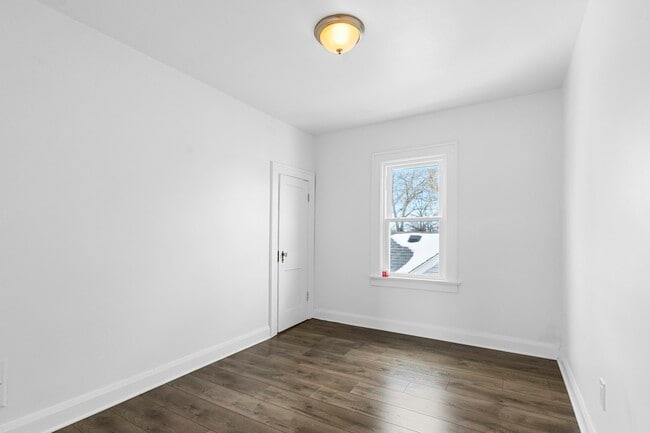 Building Photo - 943 Cloverdale Rd