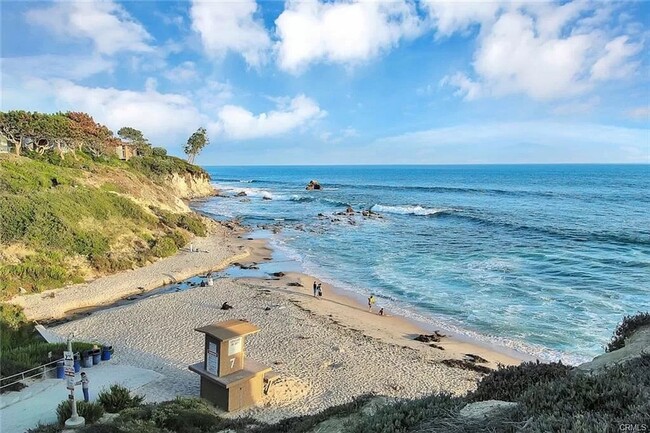 Building Photo - Corona Del Mar Studio 1 block from the Beach!