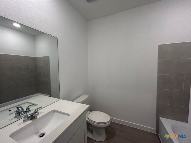 Building Photo - 728 Horsetail Ln