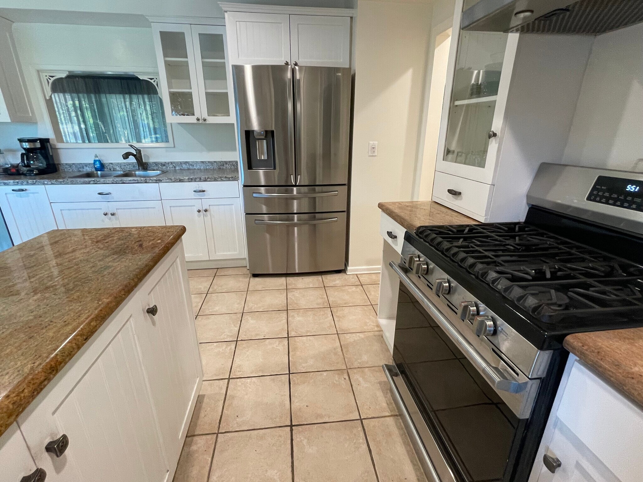 Fully equipped kitchen - 16420 Minnehaha St