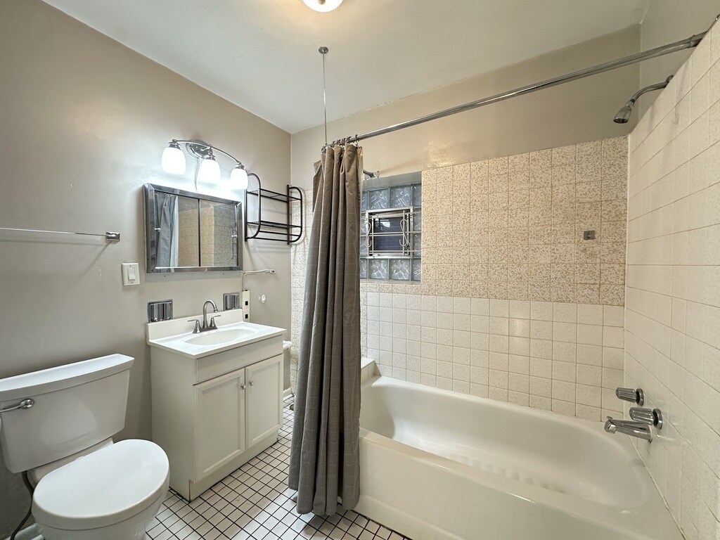 Building Photo - 4607 N Western Ave