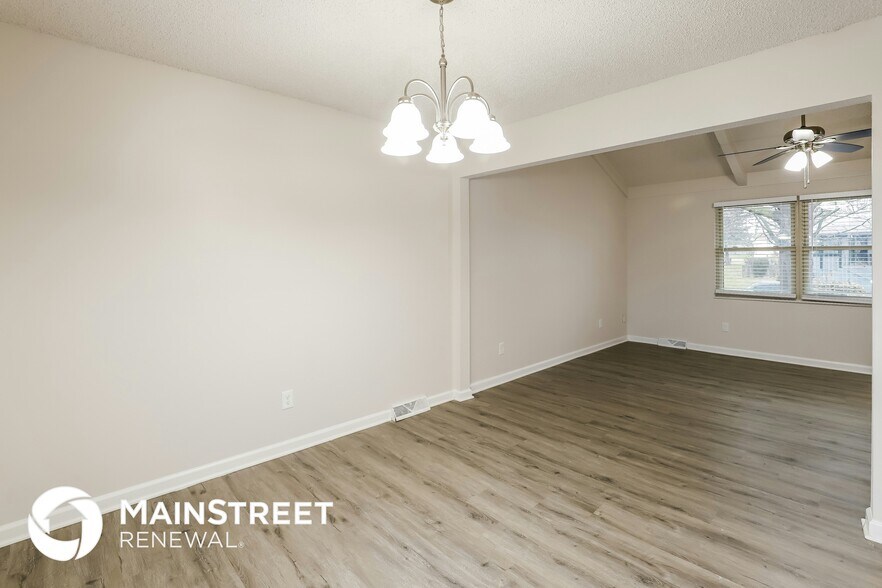 Building Photo - 215 SE Crescent St