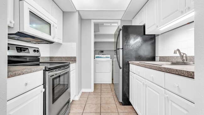 Building Photo - Unfurnished/Annual Rental 1br/ba/1 carport...