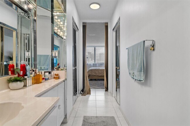 Building Photo - 300 Bayview Dr