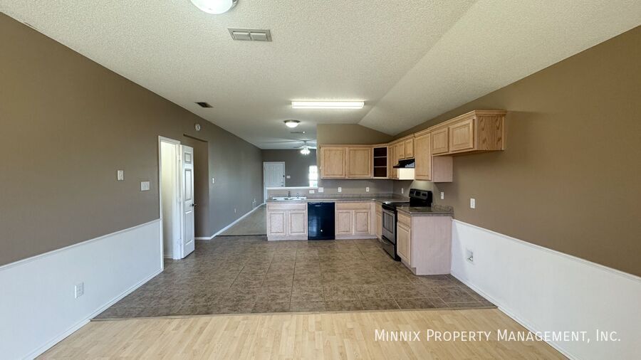 Building Photo - 525 N Iola Ave