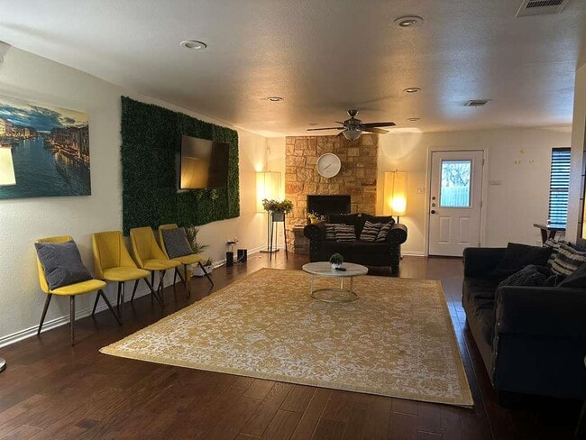 Building Photo - 108 Belaire Cir