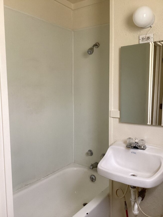 Building Photo - Newly Updated 2 bedroom Close to Morrison Park and High School!  Pets Welcome Upon Approval!