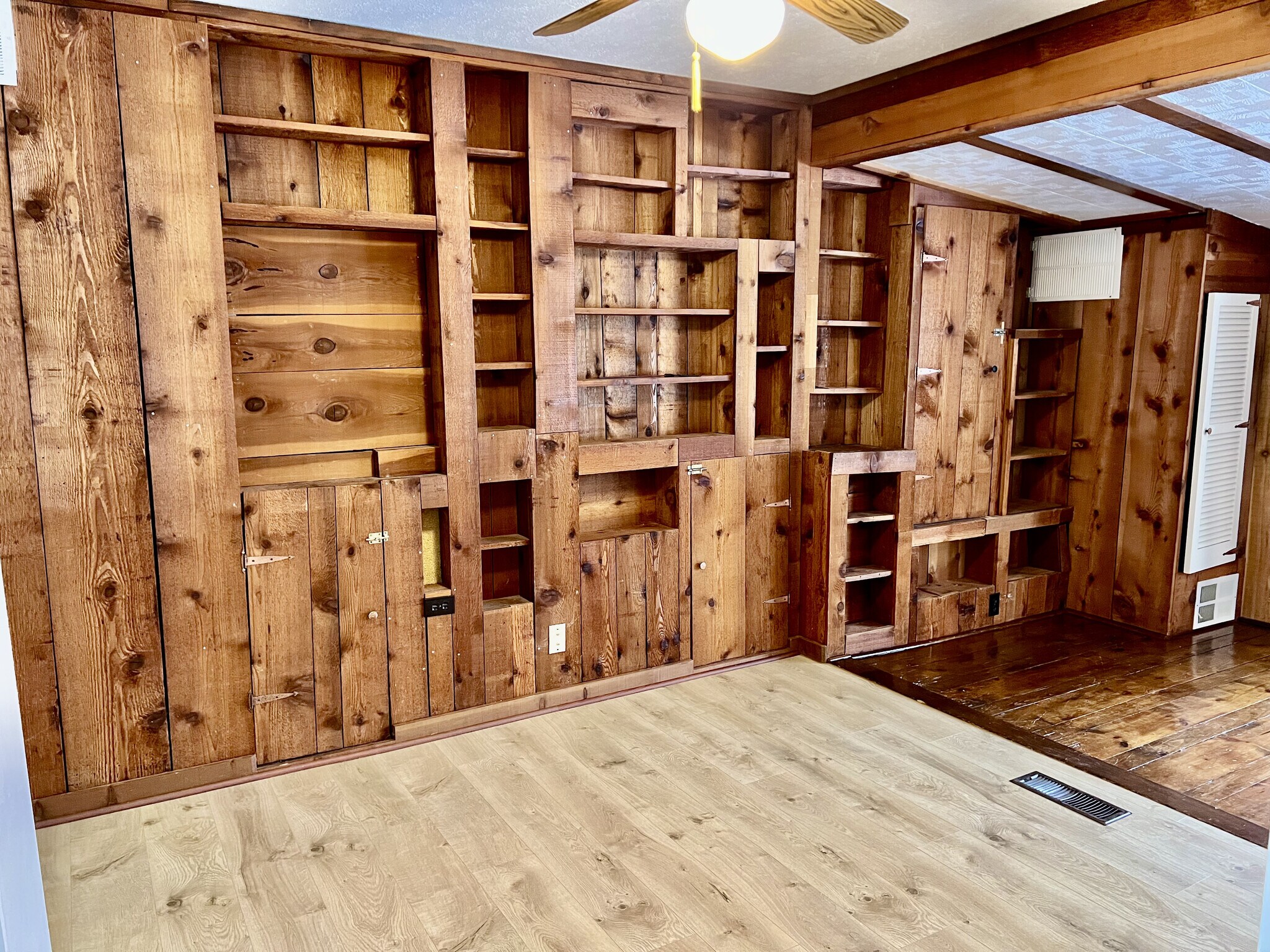 Built In Shelves - 1201 Hollyview Dr