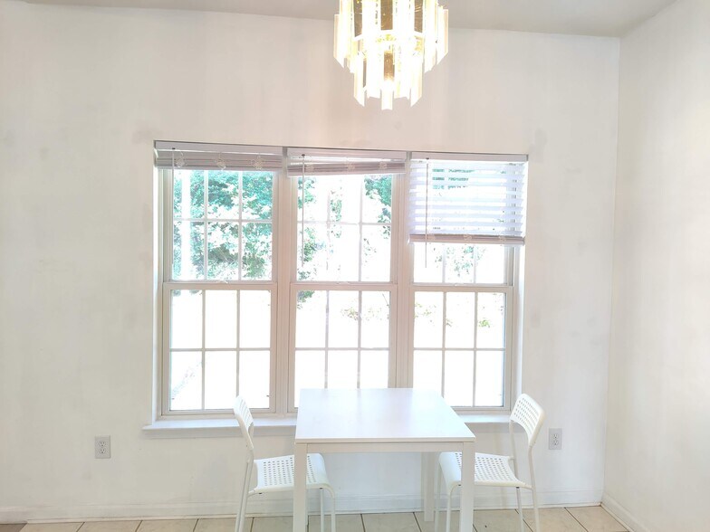 Building Photo - 529 Foxglove Ct