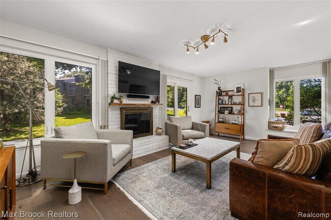 Building Photo - 704 Oakbrook Ridge Dr