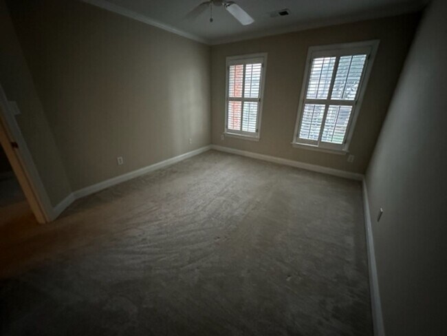 Building Photo - Stunning Townhome - Irving Park