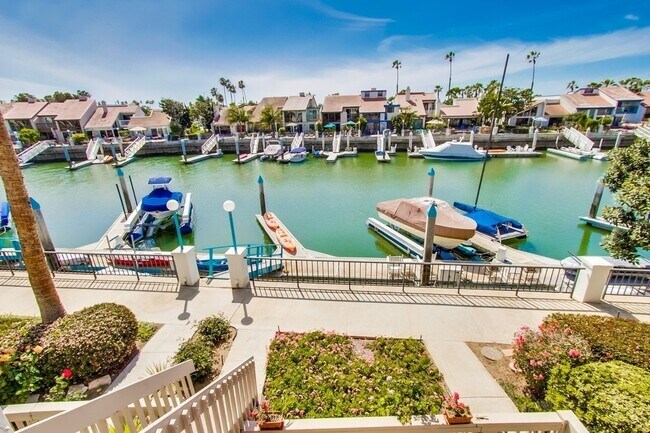 Building Photo - 3 Bedroom Condo on the Bay!