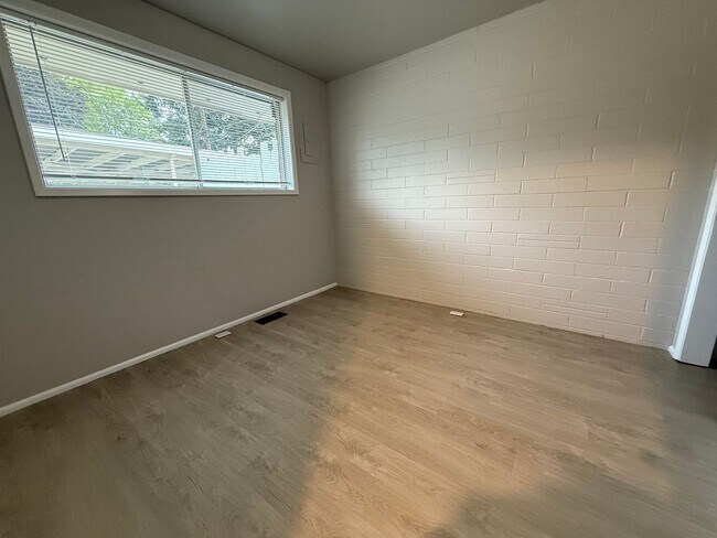 Building Photo - 4210 W Chestnut Ave
