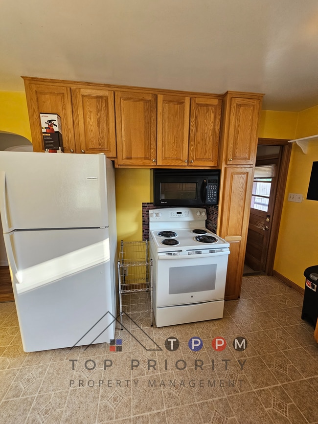 Building Photo - 1212 35th St NE