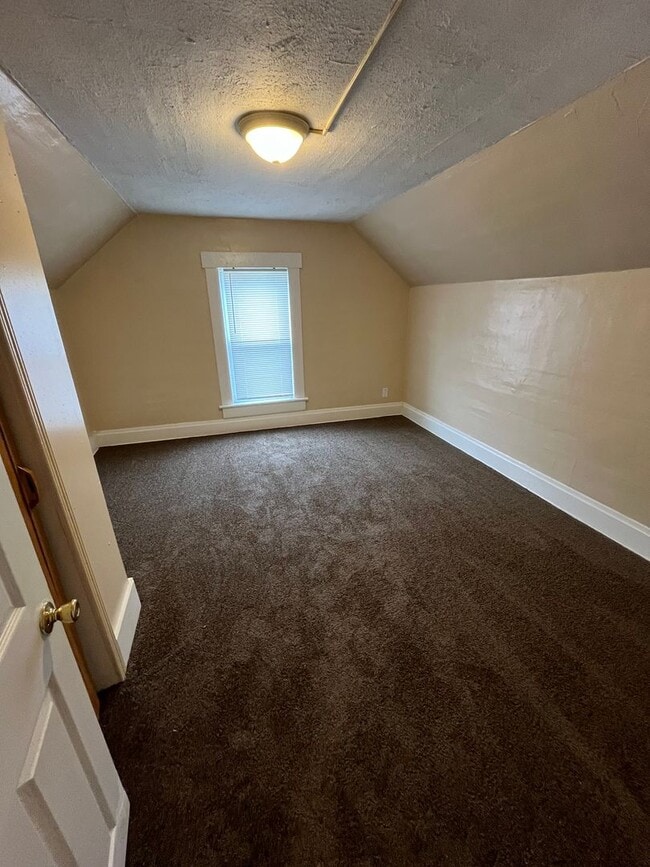 Building Photo - Spacious 2 Bedroom on Weber Rd.