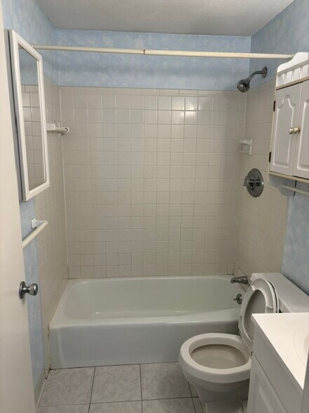 Building Photo - 16 Kenmar Dr