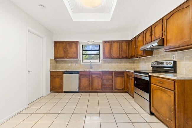 Building Photo - 1376 Poppy Ln