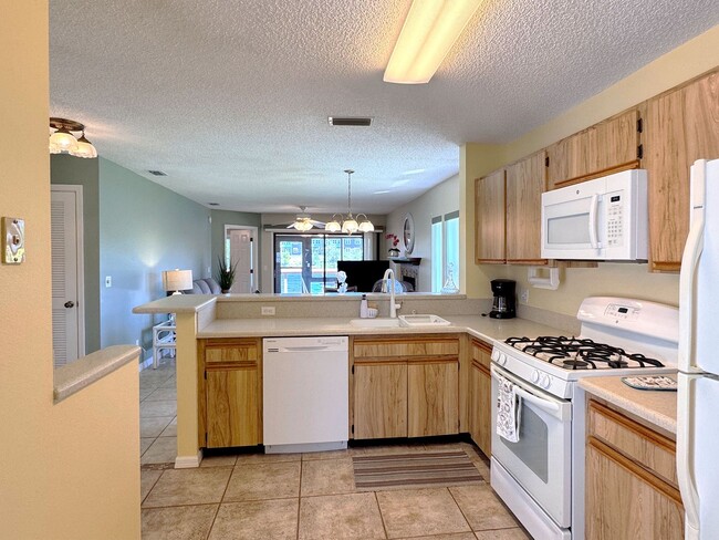 Building Photo - Beautiful Lake View End Unit 2-Bedroom Con...