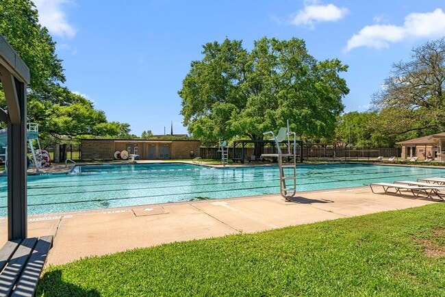 Building Photo - 2506 Briarbrook Dr