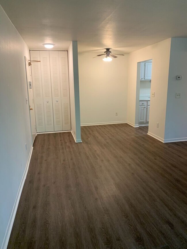 Building Photo - 1 Bedroom 1Bath Condo Available with Water