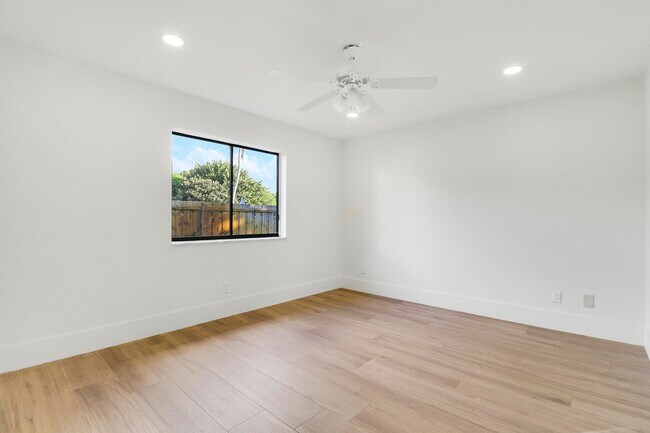 Building Photo - 1009 Alamanda Dr