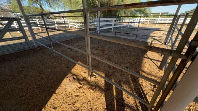 Building Photo - Horse Property in QC