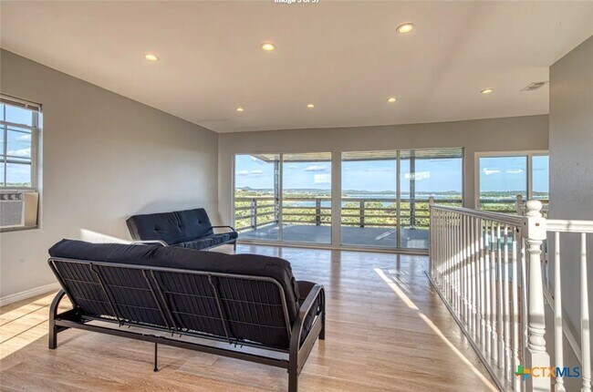 Building Photo - 729 Clay Ridge