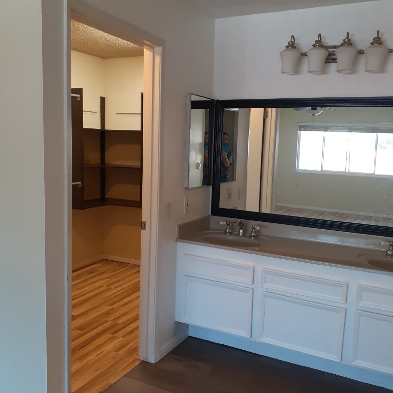 Building Photo - 9885 Caspi Gardens Dr