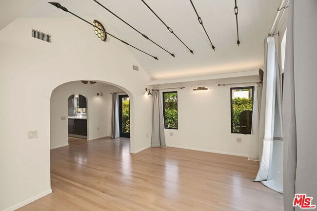 Building Photo - 9001 Rosewood Ave