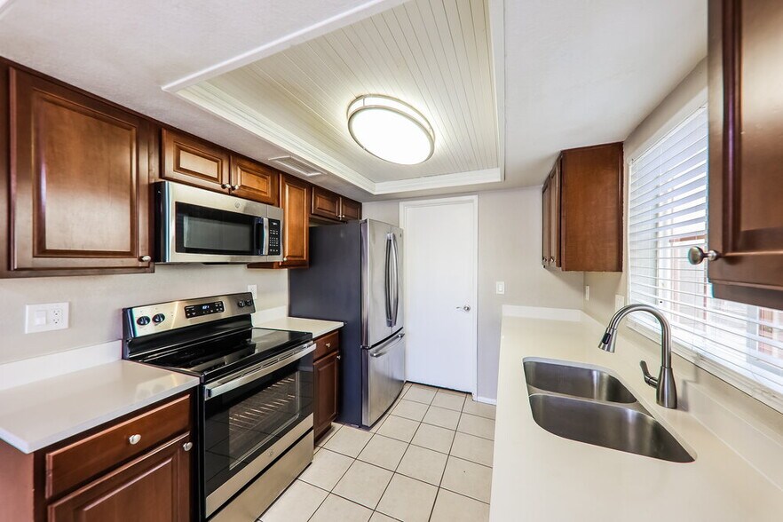 Building Photo - 9632 W El Caminito Dr