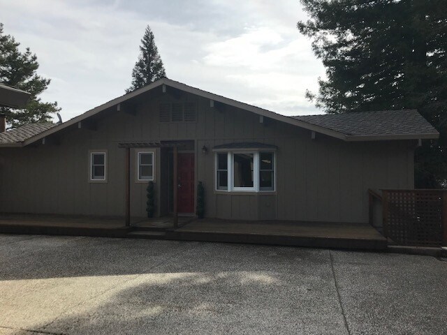 Building Photo - Don't Miss out on a Summer at the Lake.  Beautiful Fully Furnished Waterfront Home available July...