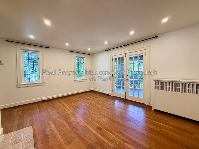 Building Photo - 152 Gordon St