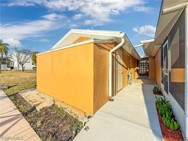 Building Photo - 2115 St Croix Ave