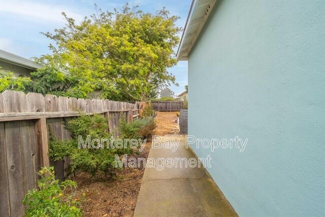 Building Photo - 459 Gloria Cir