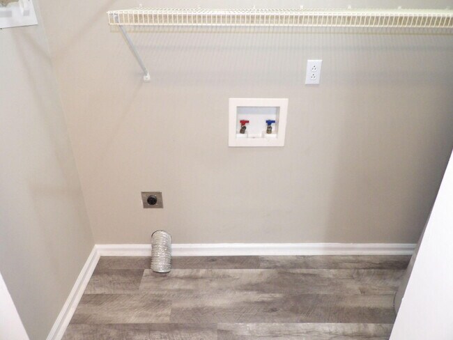 Building Photo - 176 Landings Dr