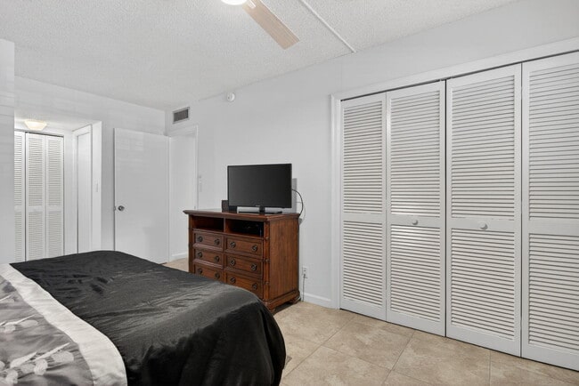 Building Photo - 3150 NE 48th Ct