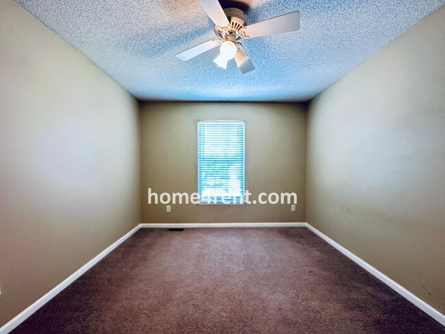 Building Photo - Four Bedroom Olathe Home in a Quiet Neighb...