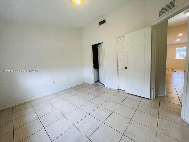 Building Photo - 940 NE 34th Ave