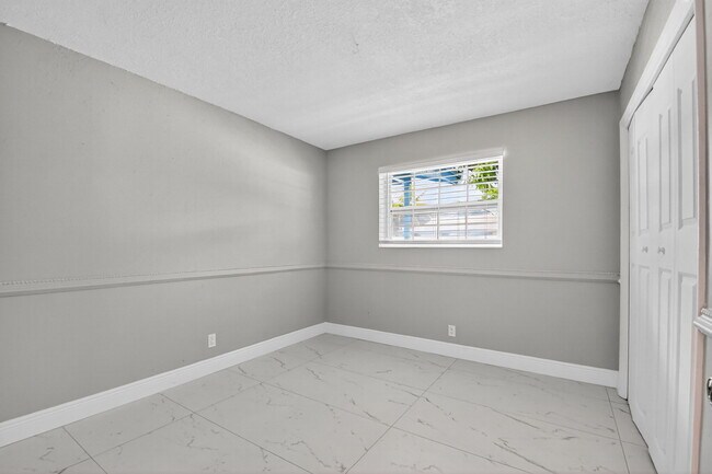 Building Photo - 601 SW 5th Ave