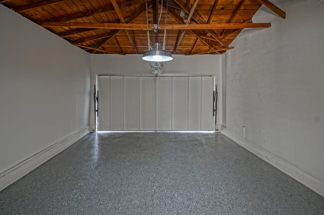 Building Photo - Completely Remodeled, Bright & Airy, 2BR1....