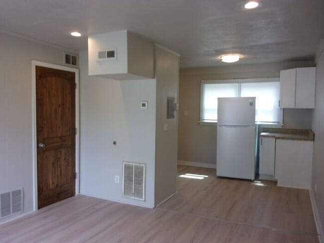 Building Photo - 2 Bedroom 1 Bath Townhome Minutes to Uptow...
