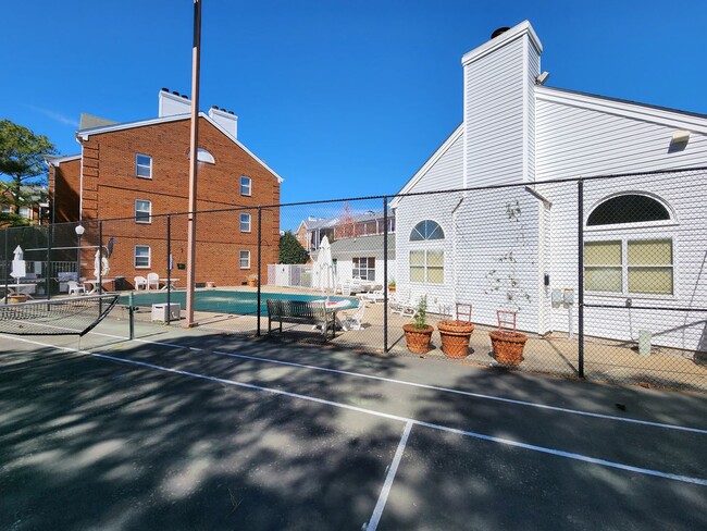 Building Photo - Top Floor Condo in Gated Community!