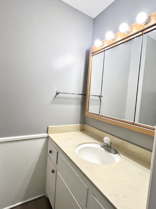 Building Photo - 6903 Hartford Ave